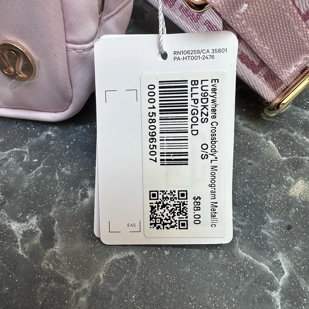 Lululemon Everywhere Crossbody L Monogram Metallic Sac - Picture 5 of 6